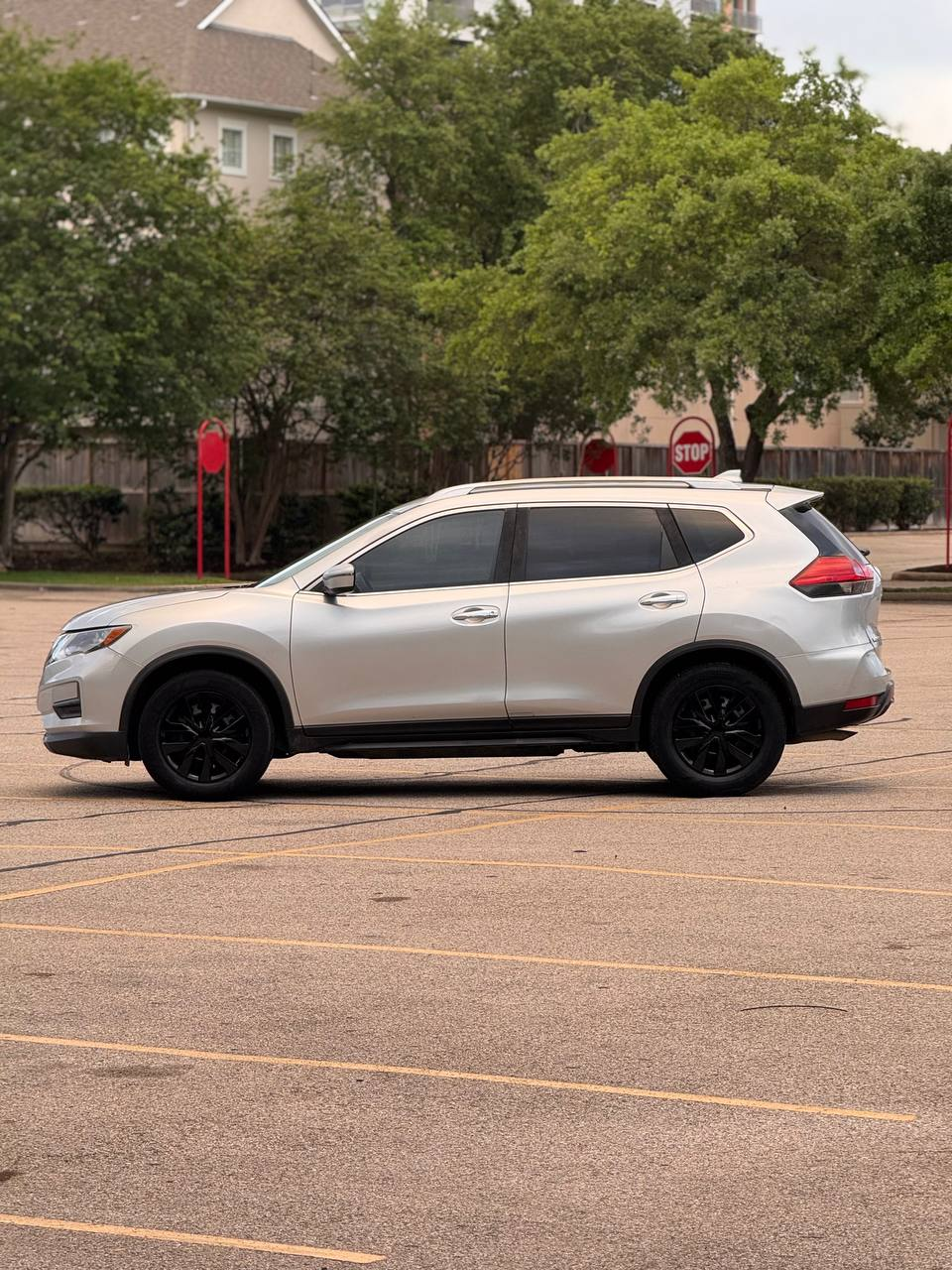 
								Nissan Rogue S FWD 2017 full									