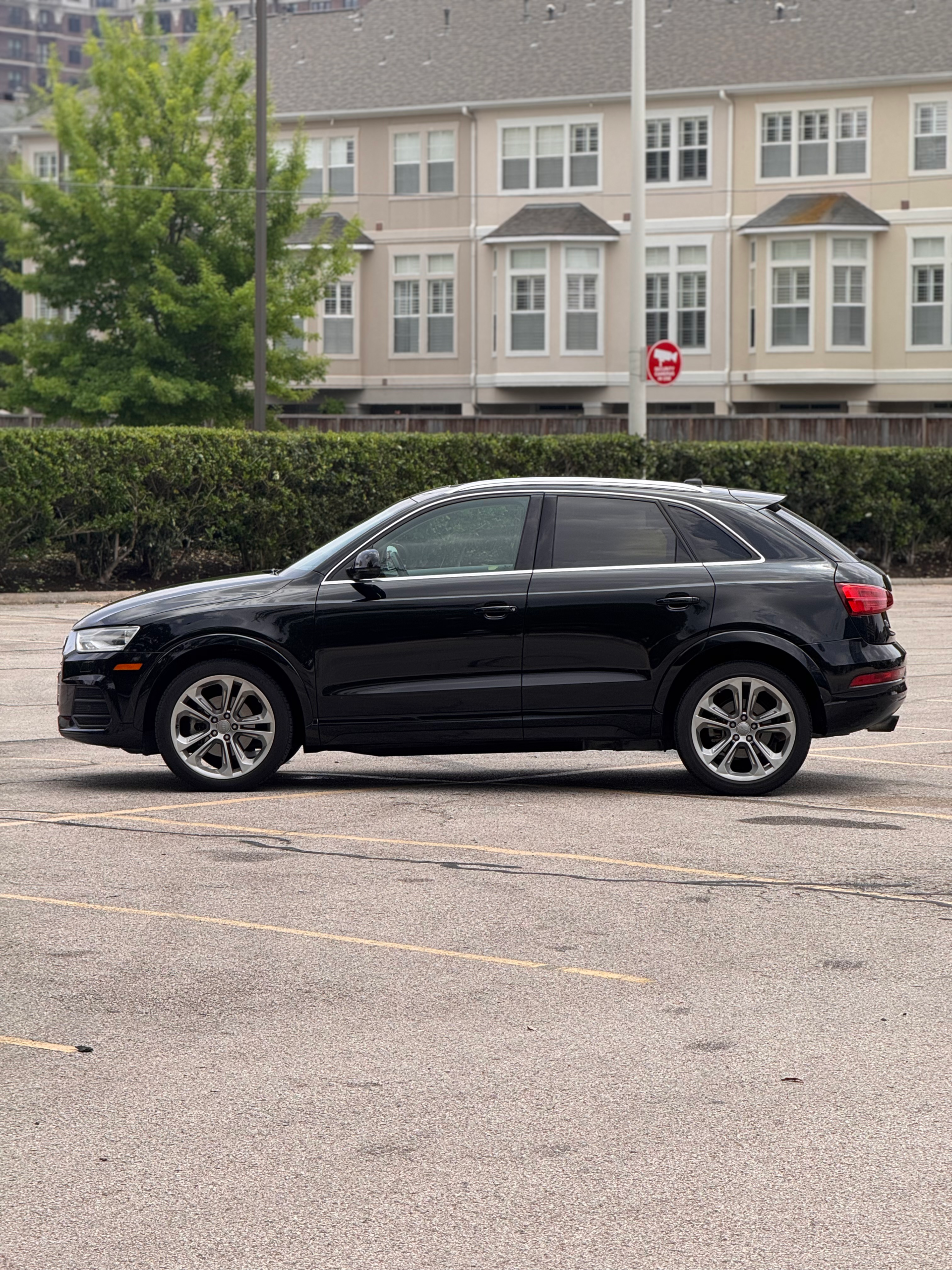 
								Audi Q3 full									