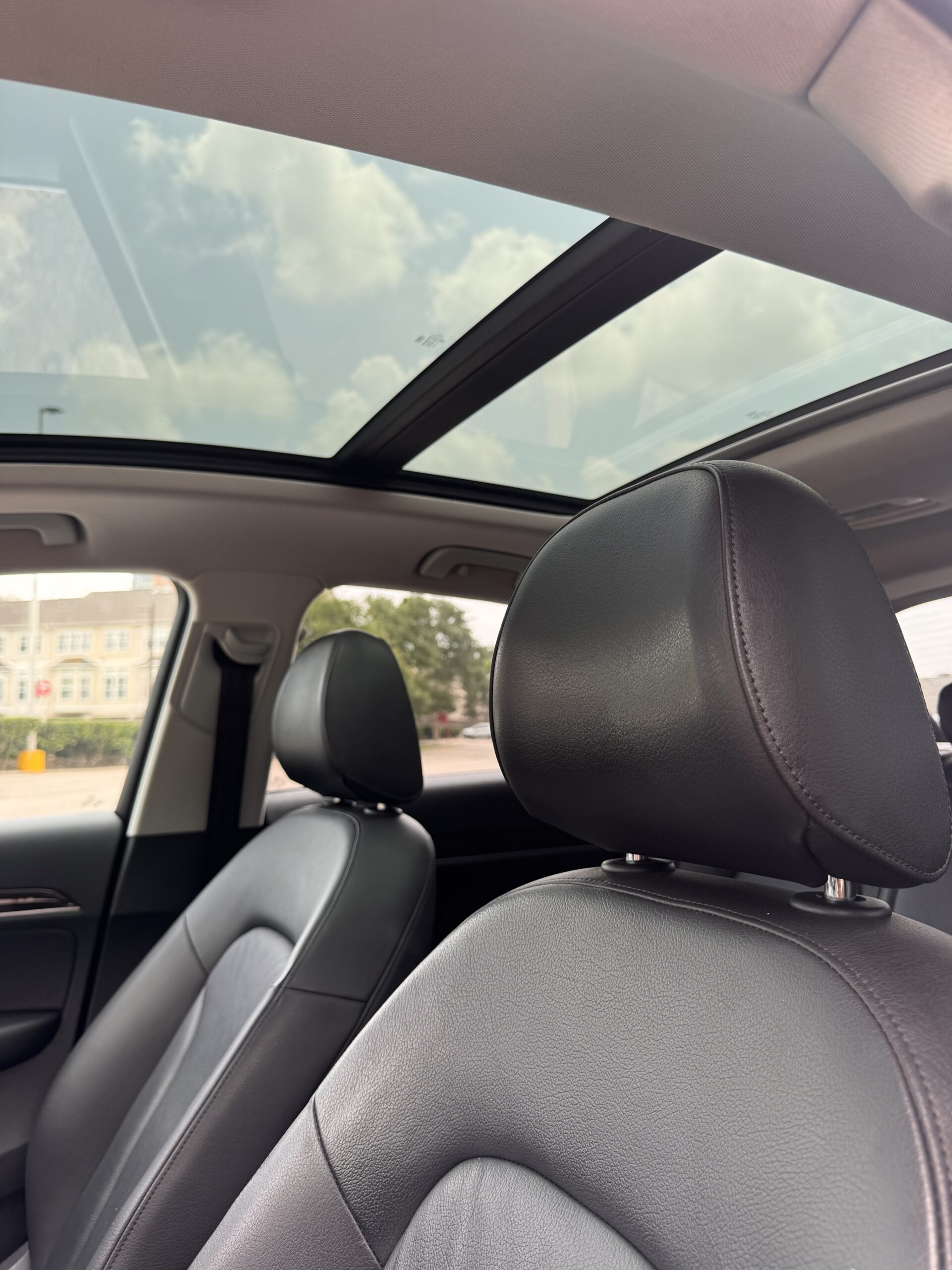 
								Audi Q3 full									